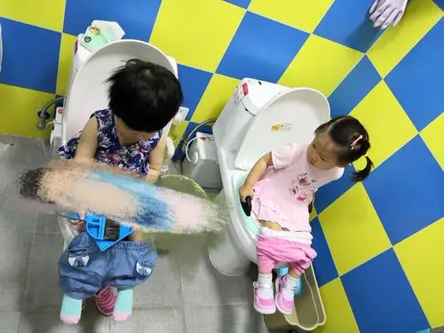 玥玥上次看了琦琦上厕所,回去和外婆说好,到学校也要坐马桶上厕所