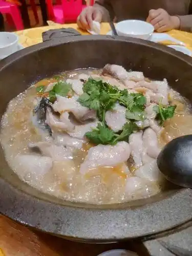 九门寨石锅鱼-"3个人点了一条5斤的大头鱼做石锅鱼,鱼是.