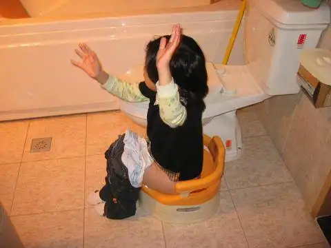 意”,        坐在御用马桶上继续唱