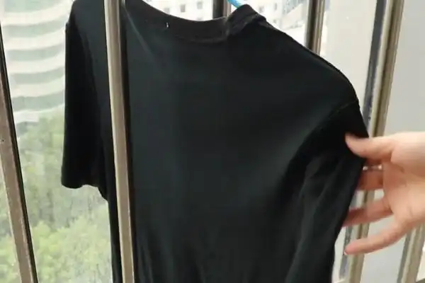 黑衣服发霉了,上面有白点,如何能把它洗掉?