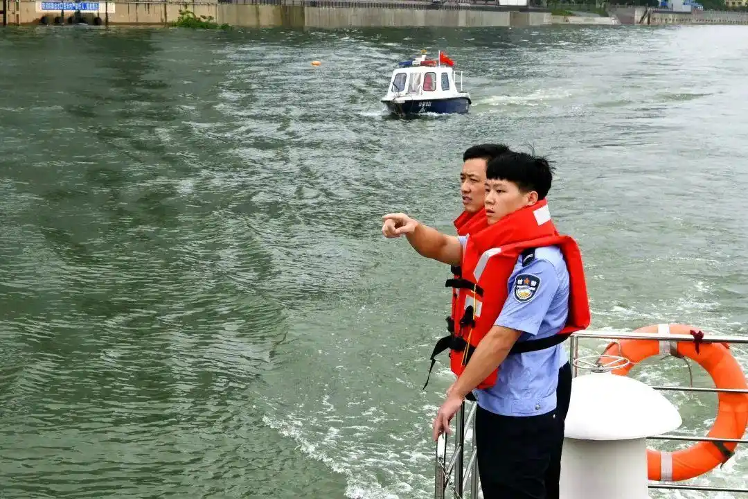 汛期水情复杂,湘江内仍有野泳者,长沙水警喊话