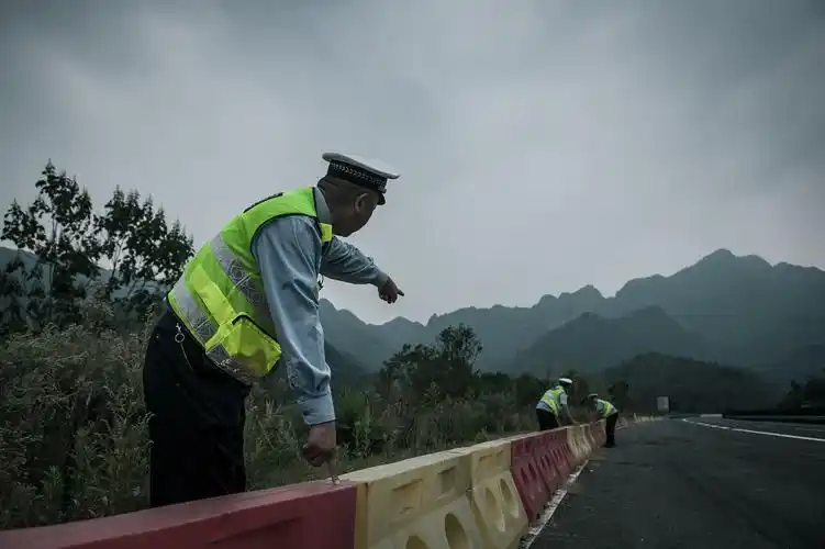 窦大队长的9个背影