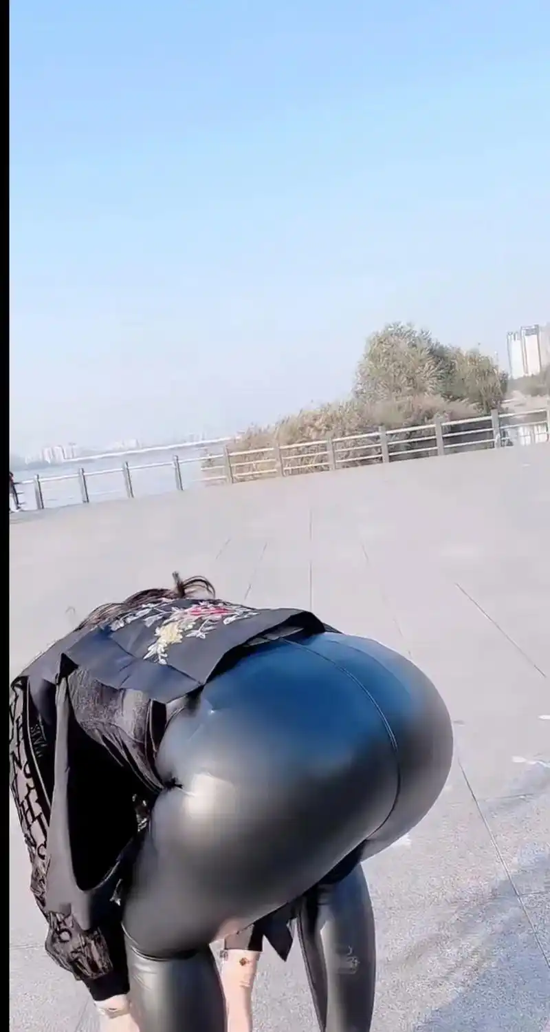 皮裤有喜欢的吗#这样的身材你喜欢吗 #凹凸有致 #翘臀美臀 - 抖音