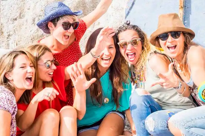 人们一起享受快乐的生活方式. 充满欢乐的女人欢呼和欢笑