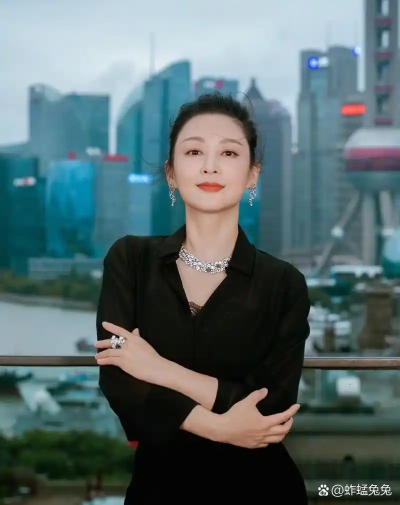 娱乐# 女演员陈红,年轻时真是一个充满活力和朝气的女人,还有清秀