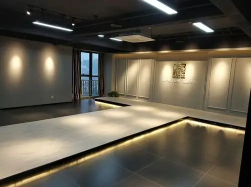 15米长的模特教室,够得上国际性标准的模特教室啦.