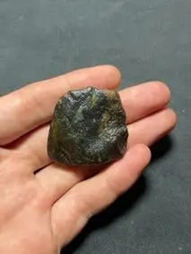 寿山石黑田原石满丝质地老性石色均匀打光呈现金黄色,实物很漂亮