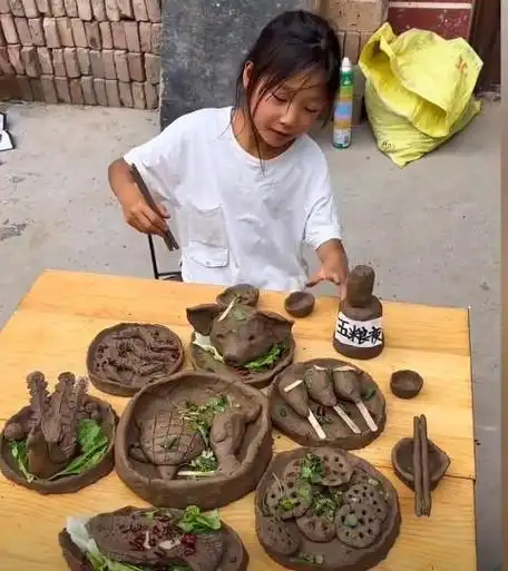 硬核的农村女娃,徒手捞蛤蟆空手抓龙虾,泥巴做满汉全席