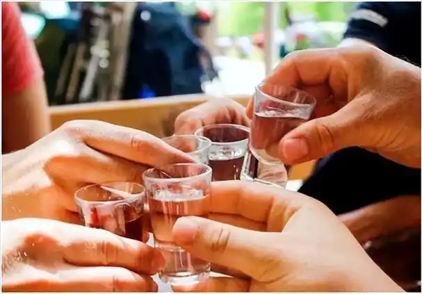 中年男人喝酒,切记别犯这"3丑态",丢面讨人嫌,看你占了几个