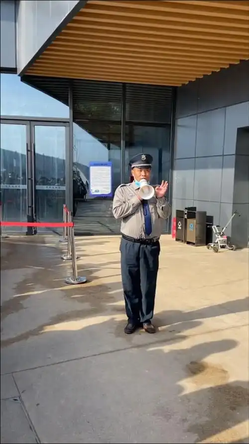 保安大叔土味英语介绍入园须知 幽默风趣走红网络