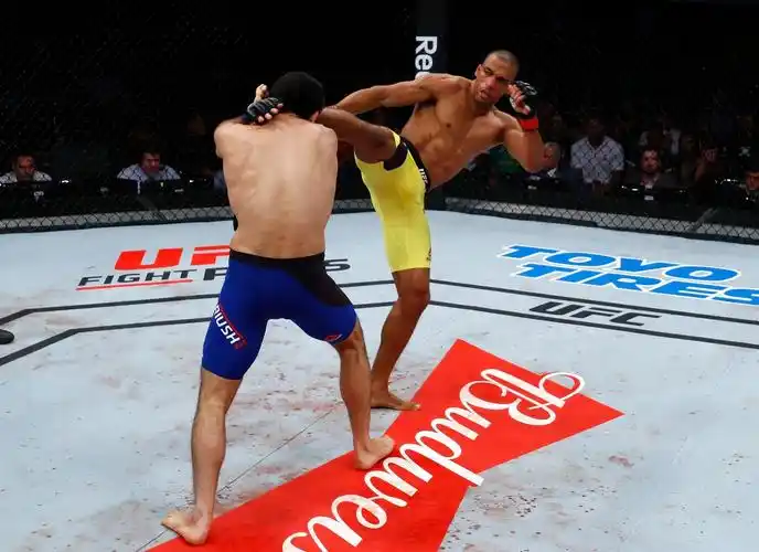 ufc中巴博萨的旋风踢