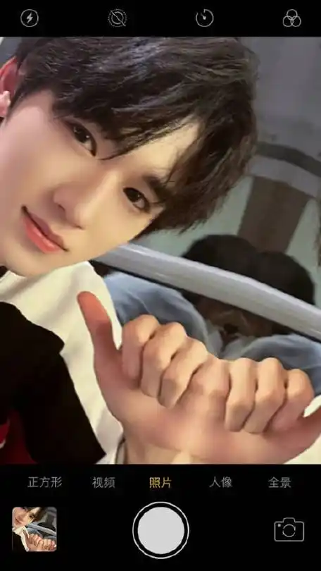 宋亚轩晒比耶自拍三宫格