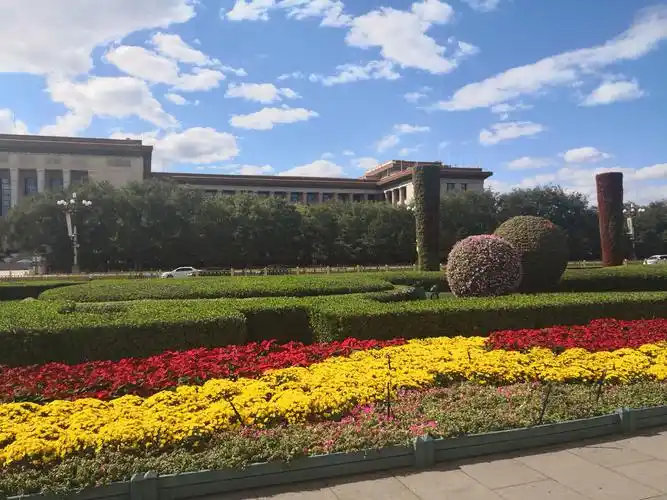 蓝天白云下的人民广场和天安门很美!2018-9-23.