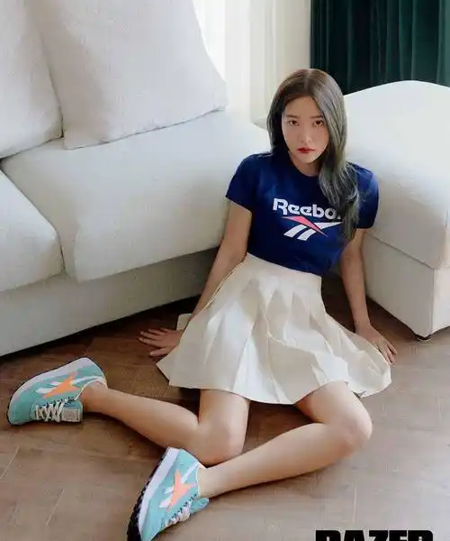 "鬼马少女"金艺琳穿百褶裙 t恤,尽显温柔气质风,少女