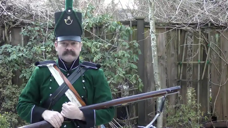 外国军迷 示范 拿破仑战争时期 英国 1800型贝克线膛燧发枪 射击 及