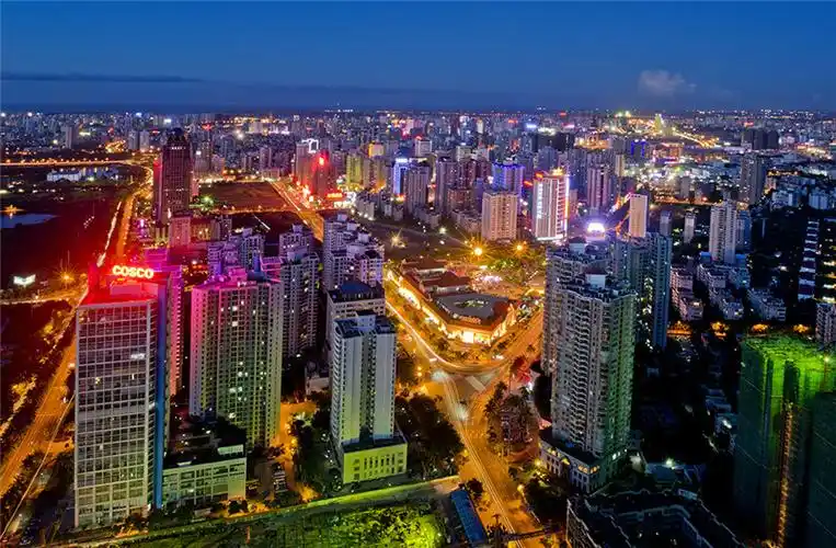 《夜色中的海口国贸区》