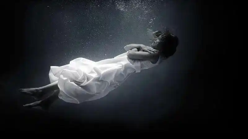 今天我亲眼目睹了一个人的死亡