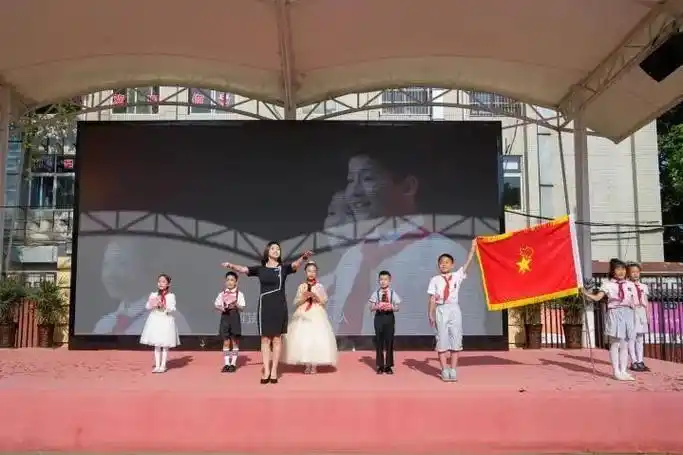 翠华路小学长大校区举行一年级首批新队员入队仪式