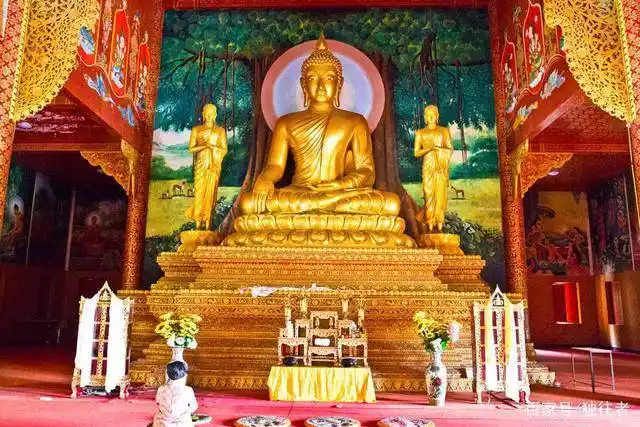 原创造型呈坐佛形的傣王朝皇家寺院景飘佛寺佛像庄重气势恢宏