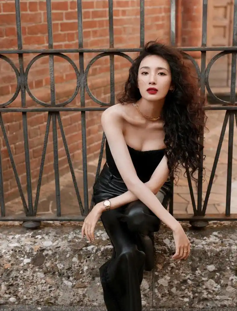 王紫璇黑色抹胸衣街拍,酥胸白花花好丰满!