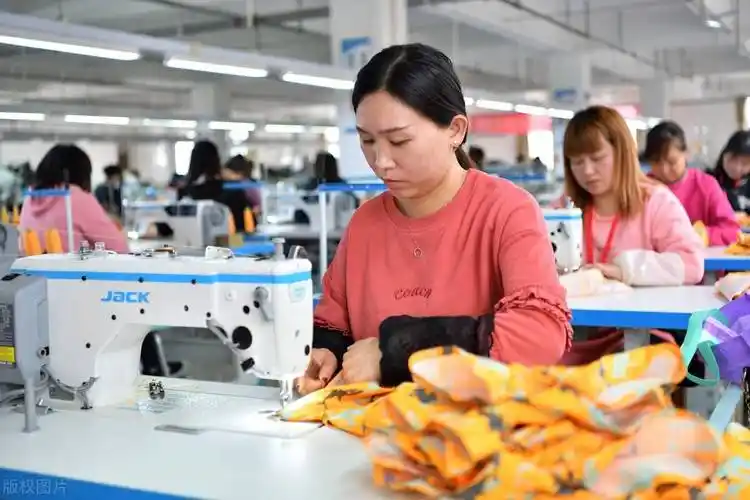 原创00后深陷毕业潮找工作难但进厂打工的大学生为什么越来越少