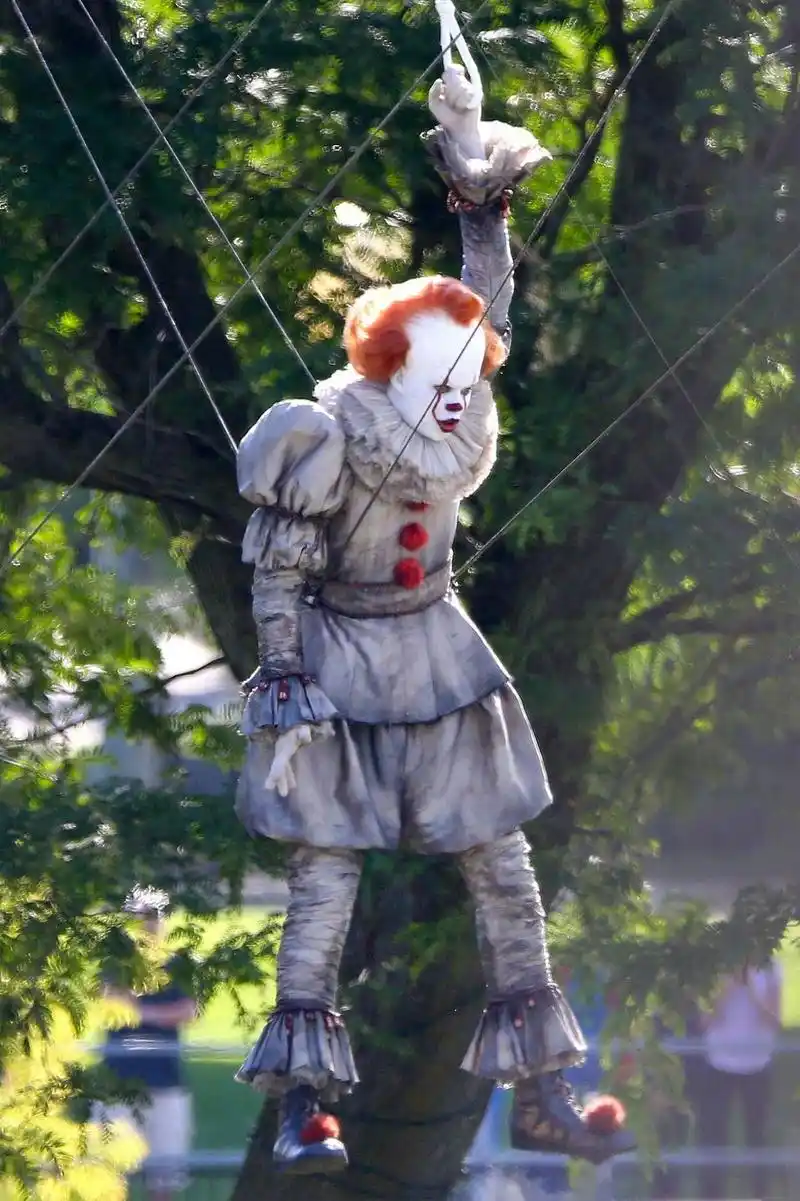 《小丑回魂2》小丑吊钢索】《小丑回魂2》日前曝光一组片场照,比尔