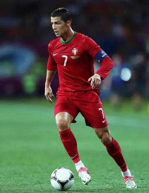 世界足球第一人c罗一家6口未婚妻比长子大16岁无血缘关系