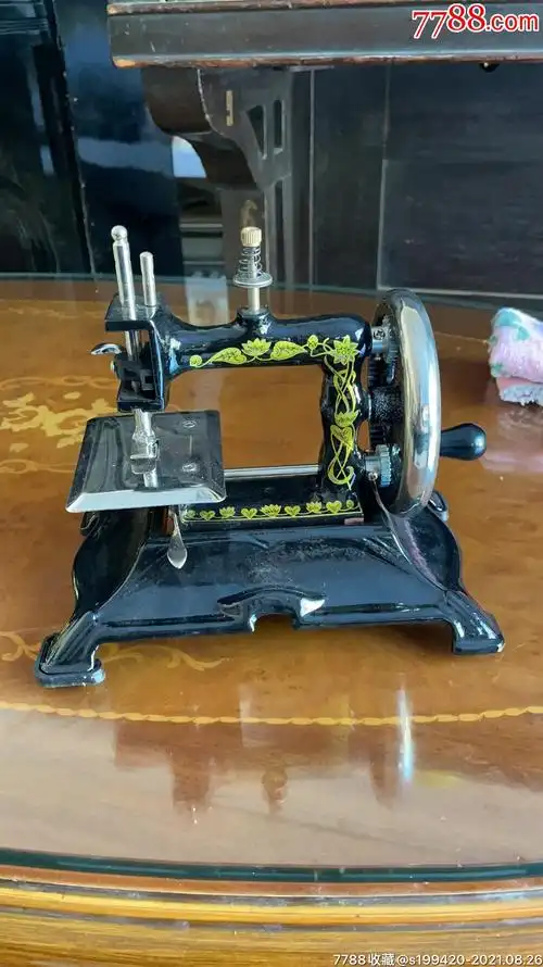 80年代袖珍缝纫机完好无损正常使用