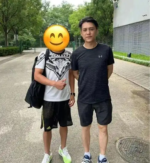 靳东新剧身材胖不少穿衬衣都有啤酒肚了差点就要把衬衣崩坏