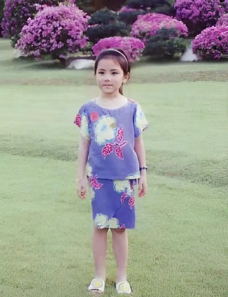 1998年,7岁的邓紫棋在沙滩上玩耍,邓紫  棋棋的妈妈毕业于上海音乐