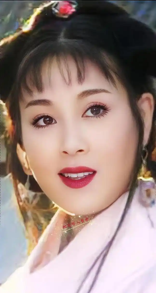 赵明明的美不仅在五官精致上,更多的是在于她的气质与古典韵味.