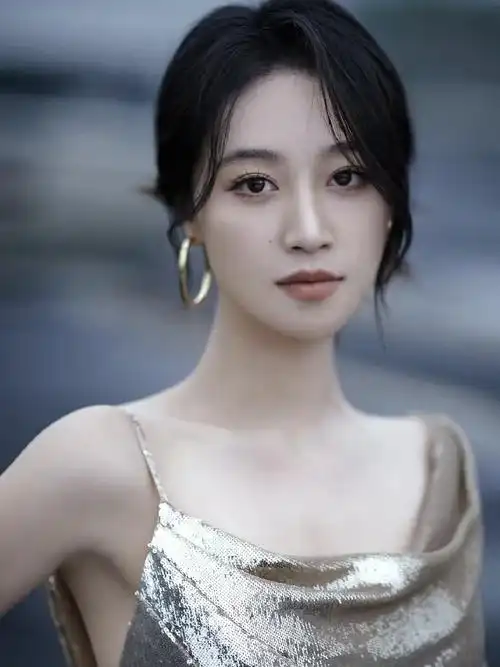 蓝盈莹穿银色流光长裙,展现完美身材