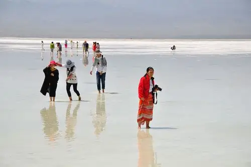 这张照片拍摄的主题是很多游人在茶卡盐湖上游玩