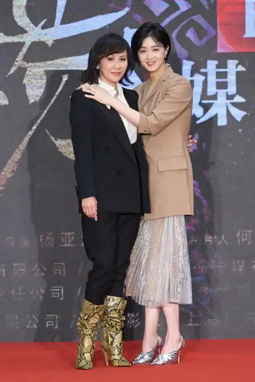 刘嘉玲终于翻车虽穿西装配白衬衫知性干练但是能换双鞋子吗