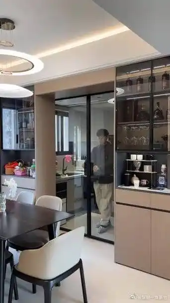 把厨房两侧的墙拆改成酒柜