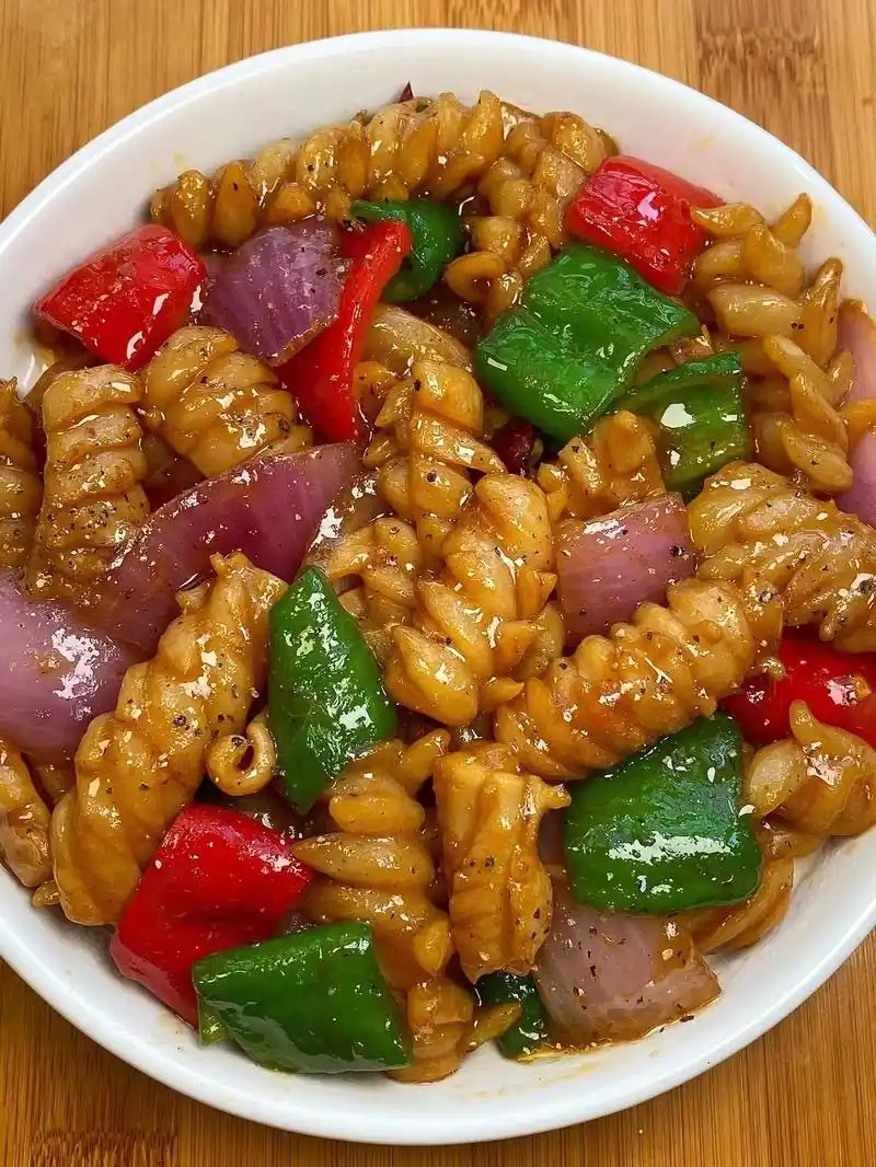 洋葱炒鱿鱼的家常做法,鲜甜好吃,让人胃口大开!