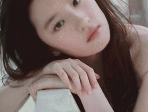 搞笑动态图:美女一定是想打前男友