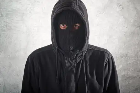 坏人,恶人强盗和戴着面具的小偷劫持了汽车强盗和戴着面具的小偷劫持