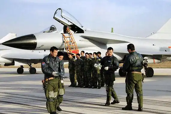 解放军空军进行新装备多机兵种对抗演练(图)