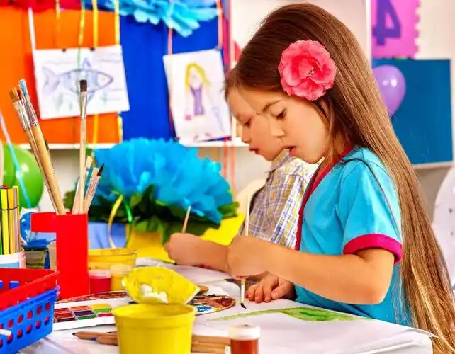 在桌子上画画的幼儿园的孩子们