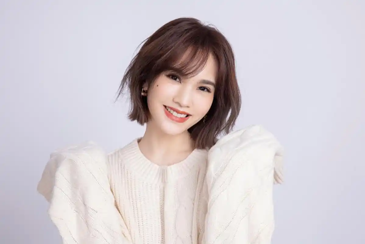 杨丞琳最新时尚写真,主要以甜美温柔风为主,身穿米白色针织衫,打造出