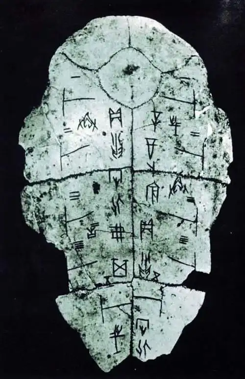 甲骨文是龟甲,兽骨文字的简称,全称"龟甲兽骨文字",也称"龟甲文","