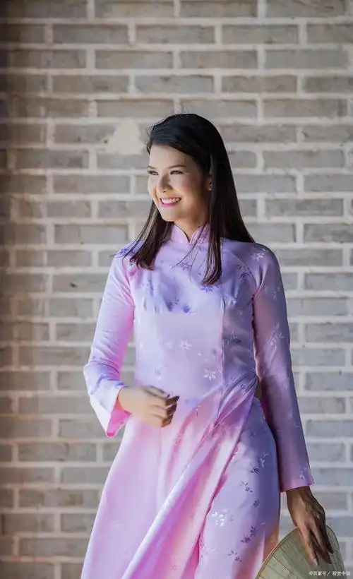 而在这个国度里,有一种服饰令人陶醉,那就是越南奥黛服饰