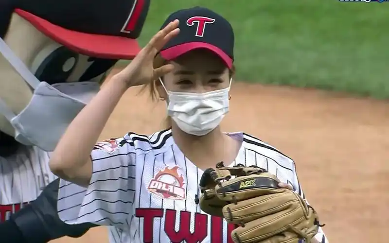 【尹普美】20210529 尹普美棒球开球 (2021 kbo韩国职业棒球联赛)