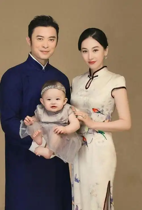 樊少皇携二婚老婆拍写真小10岁娇妻穿旗袍太美了尽显窈窕曲线