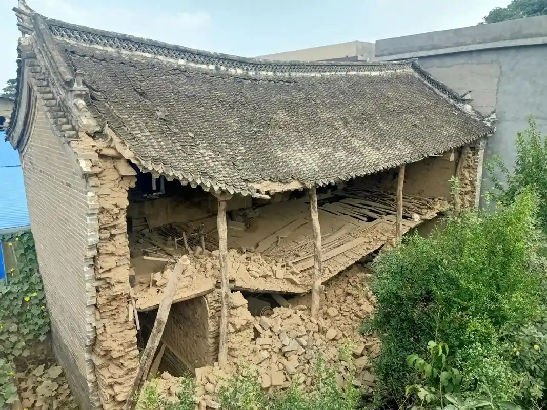 高村乡康寨八组一处明朝老房屋后墙昨天突然倒塌,为保群众安全, - 抖