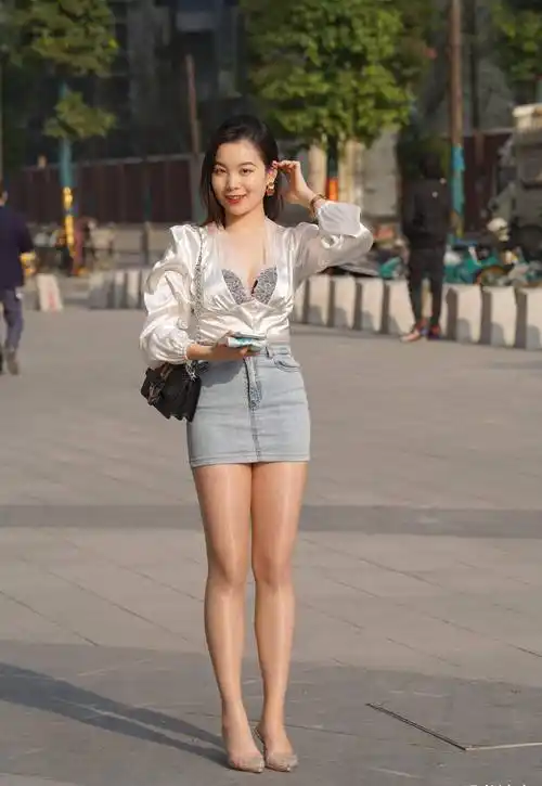 原创穿牛仔短裙的女生长相并不出众但靠着时尚打扮展现出了时尚迷人的