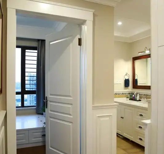 在家庭装修时解决卫生间门正对入户门的最常见的方式就是增加隔断