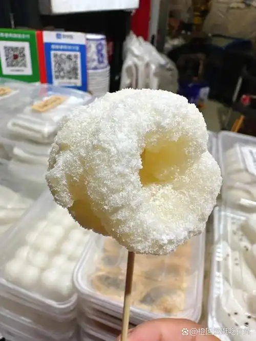 表面沾有江西独特的冻米粉和糖份混合物,使得整道糕点看起来