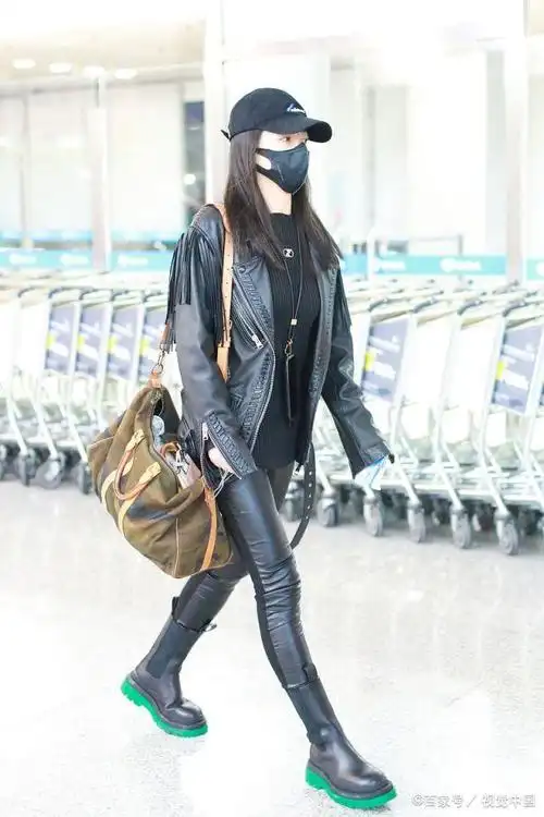 陈紫涵一身皮衣又美又飒化身"女特工" 一双大长腿机场霸屏